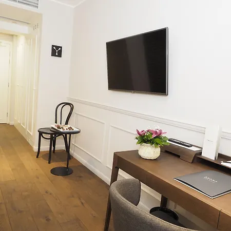 Envoy Hotel